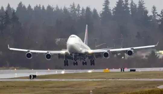 Boeing 747-400's bent-up winglet