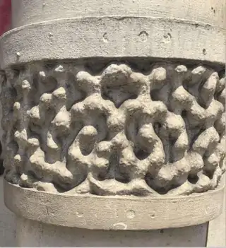 peanuty patterned column