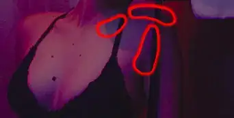 indication of the shades that follow the curves of the body in the reference image