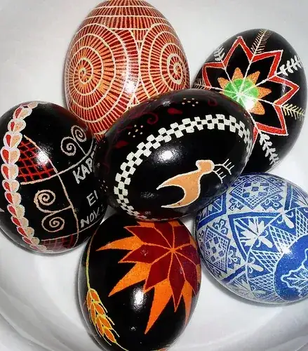 coloring eggs with wax method