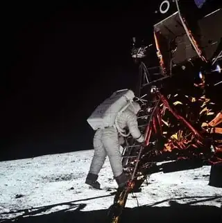 AS11-40-5868 (July 20, 1969) ALDRIN DESCENDING LADDER - Contrast 0, Brightness 0