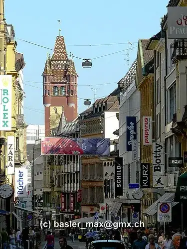 Basel: Freiestrasse mit Blick auf das Rathaus