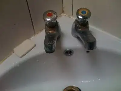 Sink with separate hot/cold taps