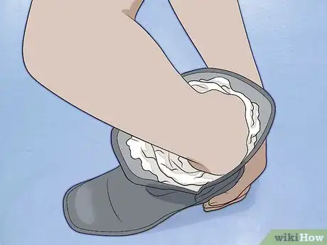 Image titled Clean Hunter Boots Step 9